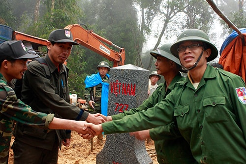 Cắm mốc biên giới Quảng Nam - Sê Kông. Ảnh: V.ANH