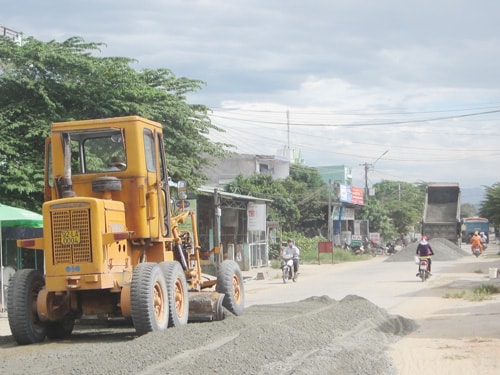 Năm qua, tỉnh ưu tiên nâng cấp 60km đoạn tuyến ĐT bị hư hỏng nặng. Ảnh: C.T