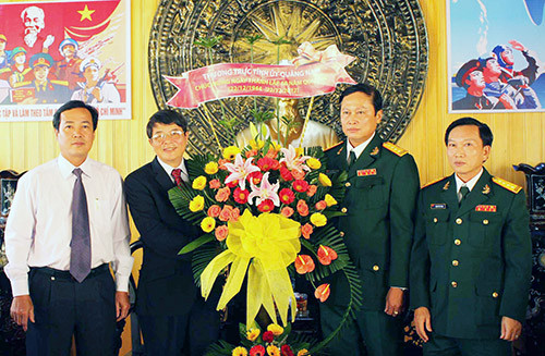 Bí thư Tỉnh ủy Nguyễn Đức Hải (thứ hai từ trái sang) tặng hoa chúc mừng Bộ Chỉ huy quân sự tỉnh.