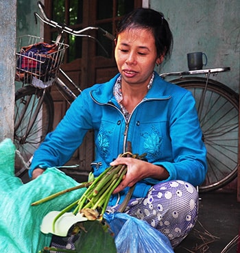 Chạy cái ăn từng bữa, nên món môn muối luôn không thể thiếu cho gia đình 7 người (trong ảnh, chị Thanh đang chuẩn bị làm môn để muối ăn)