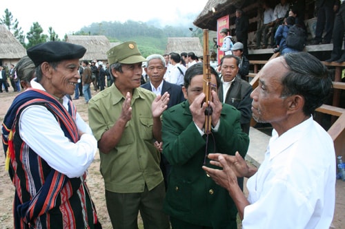 Già làng - những người có uy tín của bản làng, là cầu nối giữa đồng bào và chính quyền địa phương.