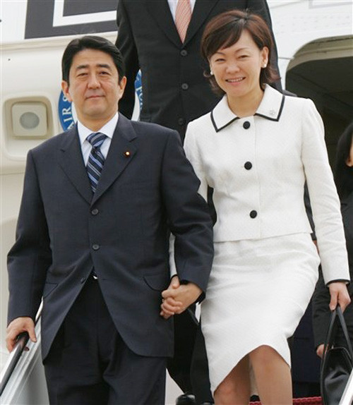 Ông Shinzo Abe và phu nhân.