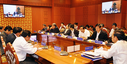 Lãnh đạo tỉnh tham gia họp trực tuyến ở điểm cầu Quảng Nam.  Ảnh: HỮU PHÚC