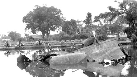 Xác B52 bị bắn rơi đêm 27.12.1972 tại làng Ngọc Hà, Hà Nội . 
