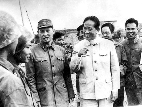 Tổng Bí thư Lê Duẩn đến thăm một đơn vị tên lửa phòng không bảo vệ Hà Nội năm 1972. Ảnh tư liệu