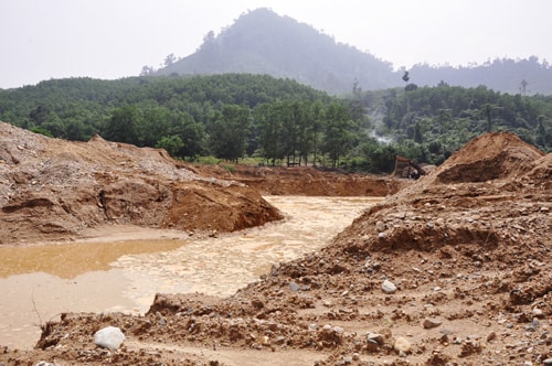 Băm nát lòng sông Trường, đoạn qua thôn Bà Xá, xã Phước Hiệp, huyện Phước Sơn.                                                          Ảnh: H.PHÚC