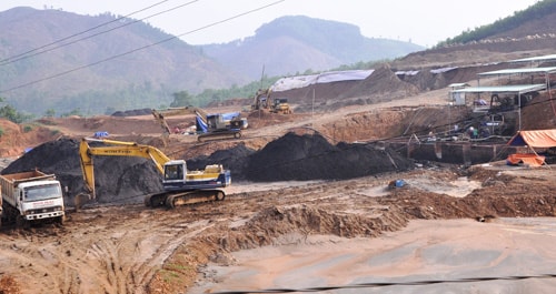 Một nhà máy đang lấy quặng sàn tuyển vàng trên địa bàn xã Phước Trà, huyện Hiệp Đức. 