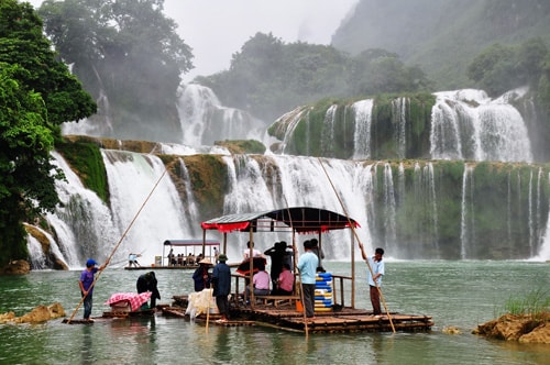 Phương tiện bè ngắm suối được cả hai phía Việt Nam và Trung Quốc cùng khai thác ở thác Bản Giốc.