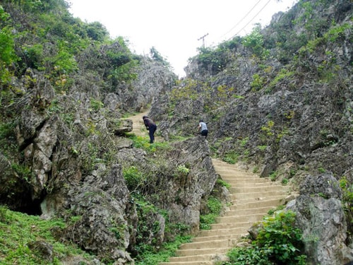 Đường vào thung lũng Ngườm Ngao.