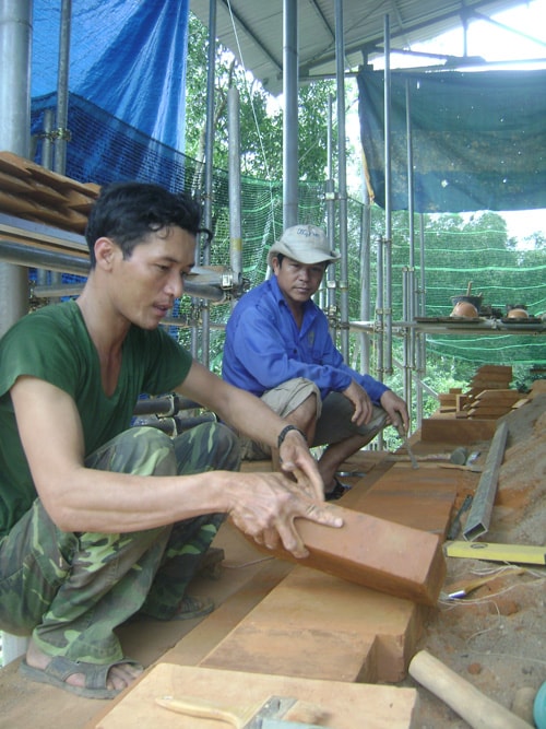 Trùng tu bằng gạch Chăm mới.                                                                              Ảnh: K.LINH