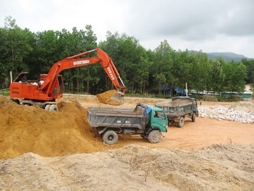 Đơn vị thi công san ủi mặt bằng để xây dựng nhà máy băm dăm gỗ đầu tiên của CCN Tài Đa. Ảnh: D.LỆ