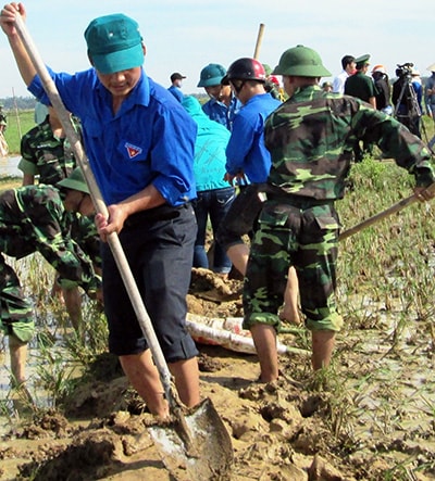 Ra quân đào đắp kênh mương nội đồng.