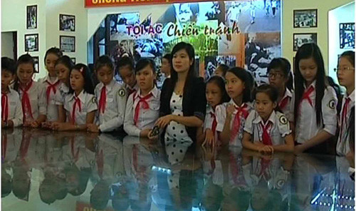 Học sinh trường THCS Nguyễn Huệ tham quan Nhà truyền thống LLVT tỉnh. Ảnh: LAN NHI