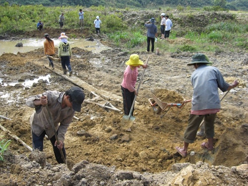 Người dân làng Ông Đông khai hoang làm lúa nước trên vùng đất mới.Ảnh: VĂN BÌNH