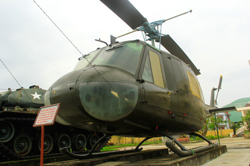  Chiếc máy bay HU-1B bị du kích xã Lăng (Tây Giang) bắn rơi năm 1968 được trưng bày tại Tam Kỳ.