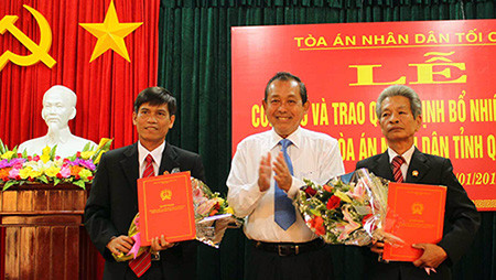 Bí thư Trung ương Đảng, Chánh án Tòa án Nhân dân tối cao Trương Hòa Bình trao Quyết định bổ nhiệm cho Chánh án TAND tỉnh cho đồng chí Trương Trọng Tiến (bên trái).