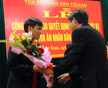 Bí thư Tỉnh ủy Nguyễn Đức Hải tặng hoa chúc mừng Chánh án TAND tỉnh Trương Trọng Tiến.