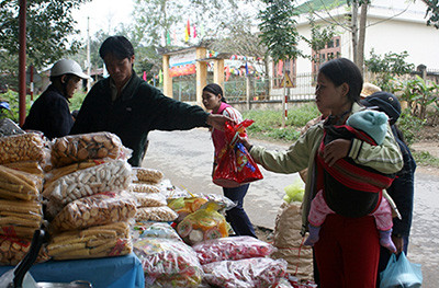 Người dân vùng cao mua sắm hàng hóa chuẩn bị đón tết .Ảnh: PHƯƠNG GIANG