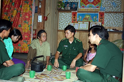 Bộ đội Biên phòng cửa khẩu Nam Giang vận động các gia đình khu vực biên giới tham gia bảo vệ đường biên.