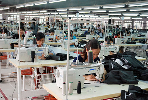 Nhà máy May Hòa Thọ - Phú Ninh đi vào hoạt động đã giải quyết việc làm cho hàng trăm lao động địa phương.Ảnh: MINH KIỆT