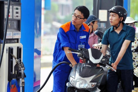 Việc tăng giá xăng dầu ảnh hưởng rất lớn đến đời sống nhân dân và doanh nghiệp. Ảnh: Hoàng Ly