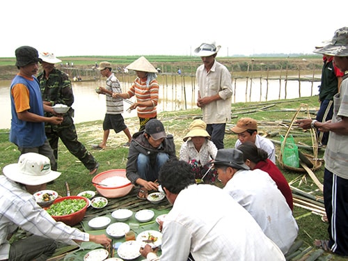 Mỗi ngày làm cầu, tổ nào cũng chuẩn bị gánh mỳ Quảng “dằn” bụng nửa buổi.