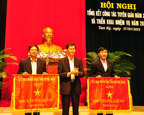 Phó Bí thư Thường trực Tỉnh ủy Nguyễn Văn Sỹ trao Cờ thi đua xuất sắc cho các đơn vị Núi Thành, Tiên Phước.