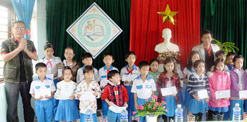 Các học sinh nghèo của trường Tiểu học Trường Xuân nhận quà tết do Câu lạc bộ Nhiếp ảnh Hà Đông tặng.