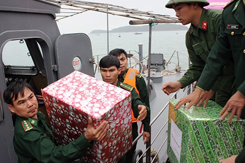 Bộ đội D70 và Bộ đội Biên phòng đưa hàng tết ra đảo. Ảnh: MINH HẢI