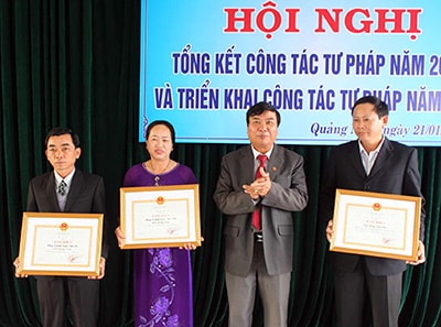 Thừa ủy nhiệm Bộ Tư pháp, Giám đốc Sơ Tư pháp Lê Đạo trao bằng khen cho các tập thể