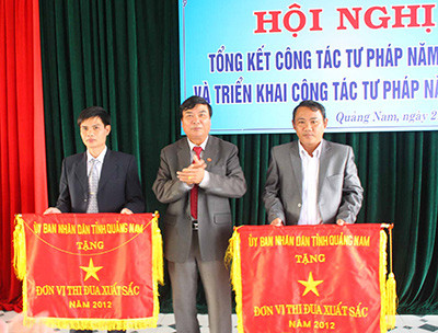 Thừa ủy nhiệm UBND tỉnh, Giám đốc Sơ Tư pháp Lê Đạo treo cơ thi đua xuất sắc cho Phòng Tư pháp Núi Thành, Phước Sơn.