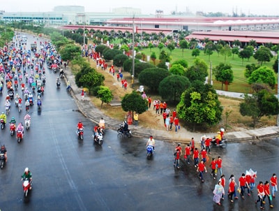 Giờ tan ca của công nhân. Ảnh: MINH HẢI