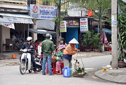 Họp chợ giữa đường - hình ảnh thường thấy ở nội thị Tam Kỳ hiện nay.