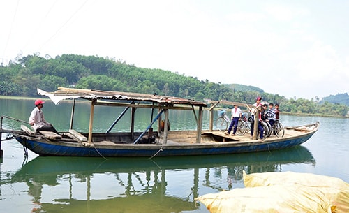 Nguy cơ mất an toàn giao thông luôn rình rập những chuyến đò đưa học sinh đi học tại bến Đá Giăng. Ảnh: H.G