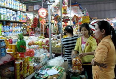 Các tiểu thương là những tiếp thị viên nhiệt tình khi vận động dùng hàng Việt. Ảnh: THỤC ANH