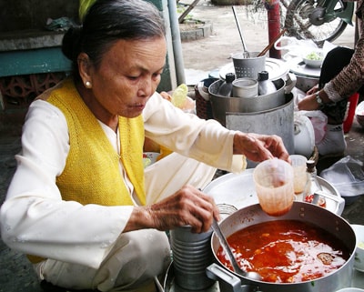 Làm mì Quảng theo cách truyền thống. 