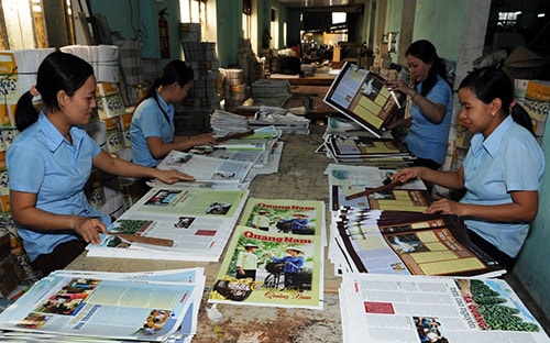 Không khí lao động ở nhà in Quảng Nam trong mùa báo tết 2013.Ảnh: MINH HẢI