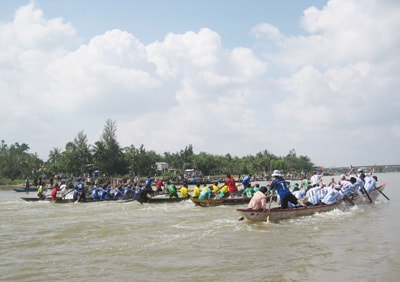 Đua thuyền mừng năm mới.                                                                                                                                             Ảnh: V.PHIN