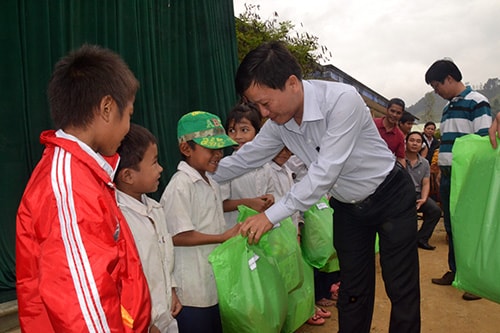 Tặng quà cho các em học sinh vượt khó. Ảnh: Phan Tuấn.