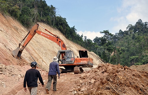 Thi công tuyến đường liên xã đi vùng cao Phước Sơn.Ảnh: Doãn Hoàng