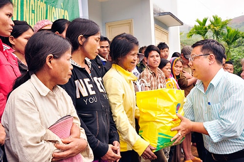 Đại diện lãnh đạo công ty cổ phần phân bón và hóa chất dầu khi miền Trung Chi nhánh Quảng Nam trao quà cho đồng bão nghèo xã Trà Giáp và Trà Ka.