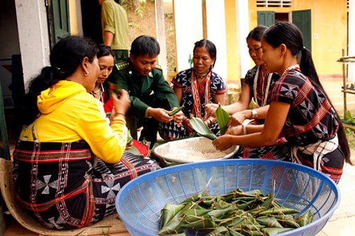 Cán bộ chiến sĩ biên phòng và dân bản cùng gói bánh để chuẩn bị đón tết.