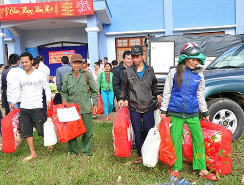 Thời gian qua, bà con vùng tâm chấn động đất Bắc Trà My luôn nhận được sự chung tay giúp đỡ qua những phần quà tết thắm nghĩa tình.