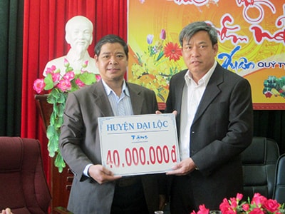 Ông Mai Đình Lự, Phó Bí thư Huyện uỷ Đại Lộc tặng số tiền 40 triệu đồng hỗ trợ huyện Nam Giang xây nhà tình nghĩa.