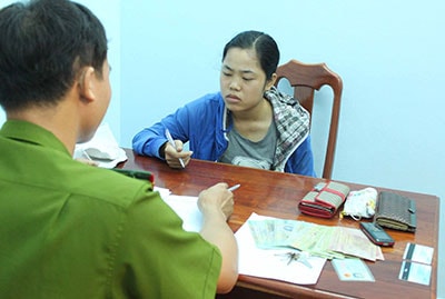 Công an phường An Mỹ lấy lời khai Nguyễn Thị Minh Ngọc sáng 2-2.