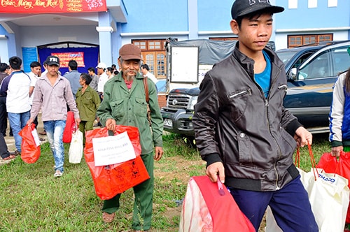 Những phần quà tết đong đầy nghĩa tình góp phần tạo không khí tết ấm cúng của bà con nghèo vùng cao. Ảnh: MINH HẢI