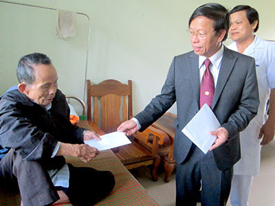 Chủ tịch UBND tỉnh Lê Phước Thanh tặng quà cho bệnh nhân đang nằm điều trị tại bệnh viện