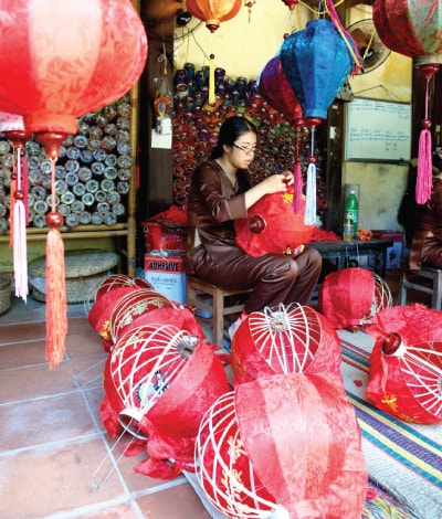 Làm đèn lồng ở Hội An.  Ảnh: M.HẢI