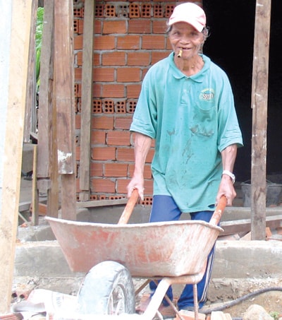 Già Zơrâm Nung phụ với thợ để hoàn thành căn nhà.