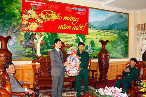 Phó Bí thư Thường trực Tỉnh ủy, Chủ tịch HĐND tỉnh Nguyễn Văn Sỹ chúc tết BĐBP Quảng Nam.